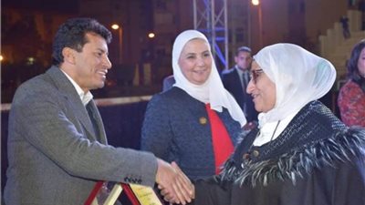 وزيرا الشباب والتضامن يكرمان الأمهات المثاليات بـ”القاهرة الجديدة”