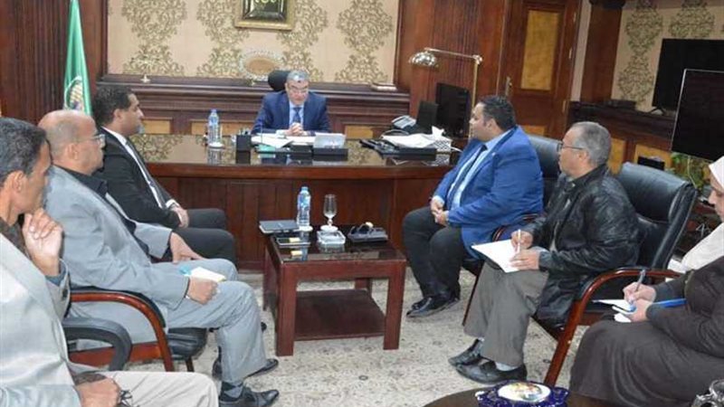 محافظ المنيا يبحث