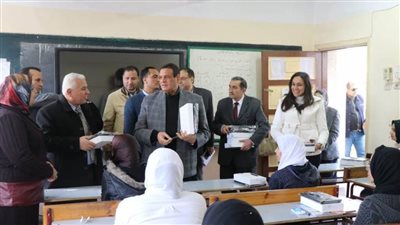 مدير تعليم البحيرة يطمئن على الطالبة 