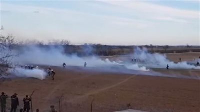 اشتباكات عنيفة بين الشرطة اليونانية والمهاجرين على الحدود مع تركيا