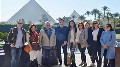 زاهي حواس وليلى علوي يصطحبان الخبير العالمي بالإكسسوارات في زيارة الأهرامات