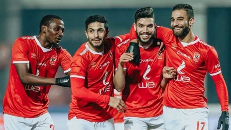 الأهلي بالزي الأحمر