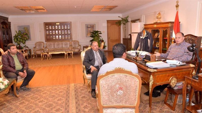 محافظ أسيوط يناقش