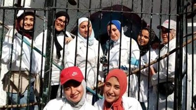 بنات في مهمة فنية.. يقمن برسم جداريات حديقة الحيوان