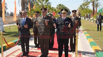 قائد الجيش الثاني الميداني يضع أكاليل الزهور على النصب التذكاري بالإسماعيلية