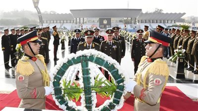 وزير الدفاع يضع إكليل الزهور على النصب التذكاري.. (فيديو)