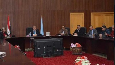 محافظ البحر الأحمر يلتقي أصحاب مراكز الغوص لحل أزمة 