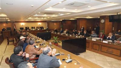 محافظ الجيزة يناقش إجراءات الحجز الإداري واسترداد مستحقات الدولة