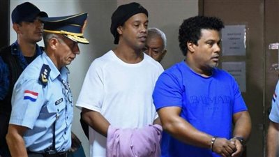 من البساط الأخضر إلى الزنزانة.. الساحر البرازيلي 