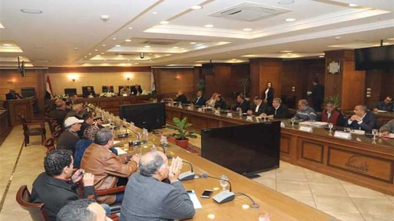 محافظ الجيزة يناقش