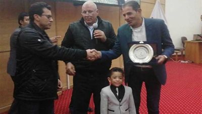 بحضور وزير الشباب.. محافظ الوادي الجديد يهدي 