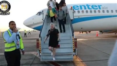 تزامناً مع استئناف رحلاتهم الجوية.. سائحون بريطانيون يرحبون بالعودة إلى شرم الشيخ.. (فيديو)