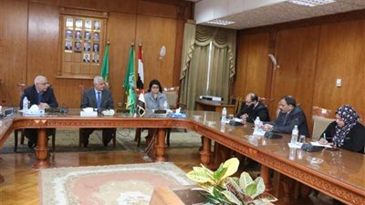 رئيس جامعة المنوفية يبحث تطوير مركز تسويق الخدمات الجامعية