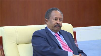 اللواء عباس كامل يطمئن على رئيس وزراء السودان 