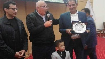 بحضور وزير الشباب محافظ الوادي الجديد يهدي صناع الخير درع المحافظة