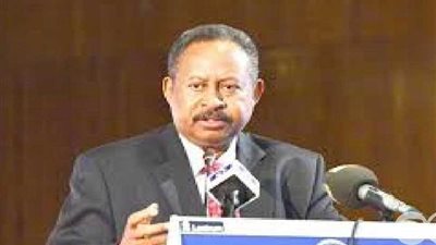 رئيس وزراء السودان يدعو إلى بذل الجهود لتطوير القطاع الطبي