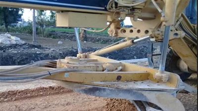 بدء أعمال رصف طريق 