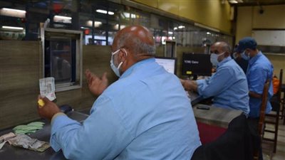   توزيع كمامات طبية على العاملين ومرتادى مترو الأنفاق في أوقات الذروة (صور)