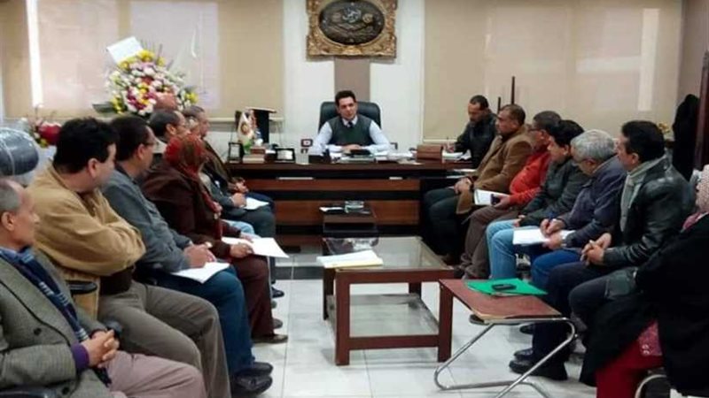 خلال اجتماعه بمديري