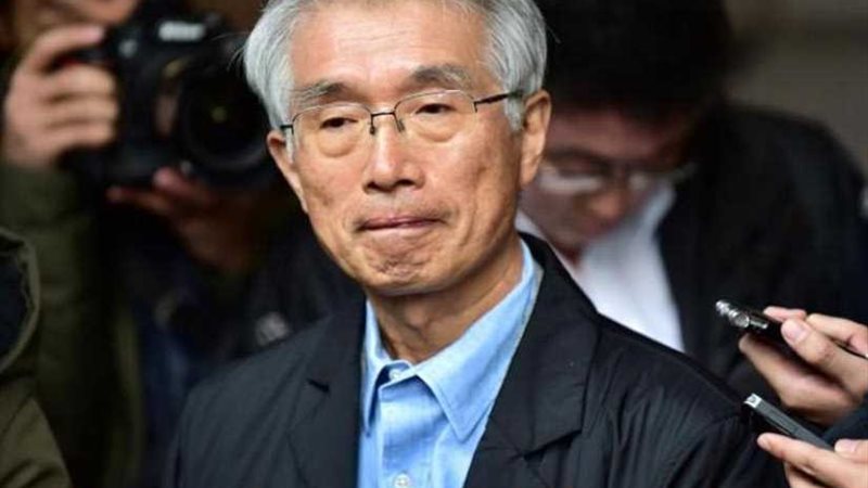 محامي غصن معلقا على