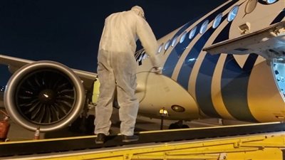 عمليات تطهير وتعقيم واسعة بصالات السفر والوصول بالمطارات المصرية