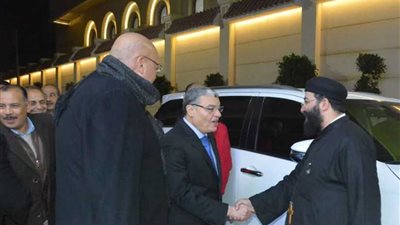 محافظ المنيا يتابع الحالة الأمنية وإجراءات التأمين حول عدد من الكنائس