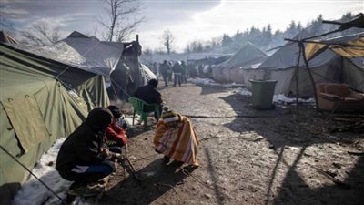 شرطة البوسنة تنقل مئات المهاجرين إلى مركز للاجئين بالقرب من العاصمة