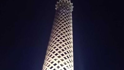 المصريون يحتفلون بالعام الجديد من أمام برج القاهرة