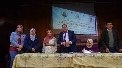 تكريم طالبة لمحوها أمية 25 مواطنًا بقرى