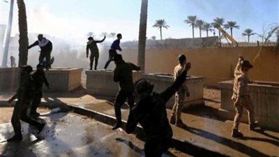 القوات الأمريكية تطلق الغاز المسيل للدموع على المحتجين أمام سفارة واشنطن ببغداد