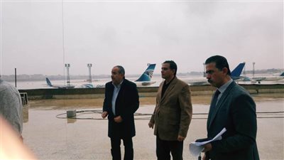وزير الطيران يتفقد جاهزية المطارات أثناء الطقس السيئ 