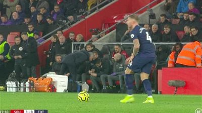 حكم مباراة ساوثهامبتون وتوتنهام يعاقب «مورينيو» بتهمة التجسس