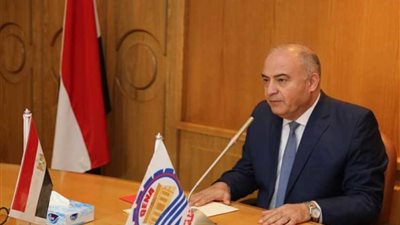 محافظ قنا يناقش تطوير المناطق الصناعية