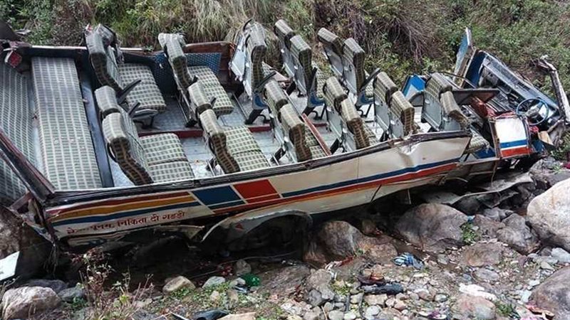 مصرع وإصابة 19 شخصا