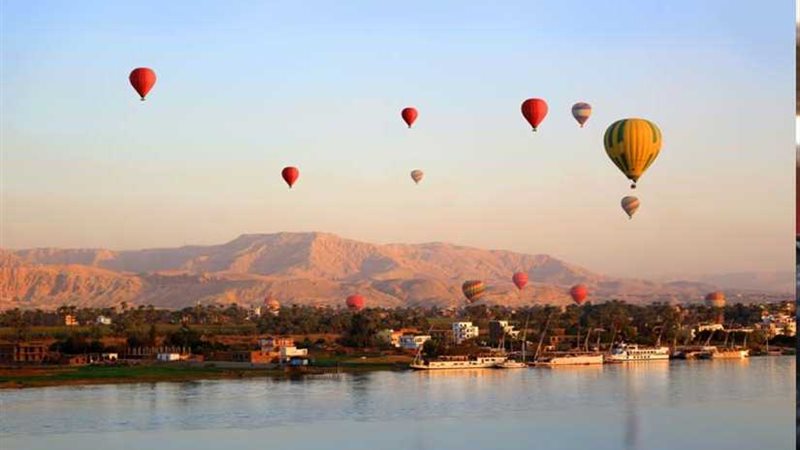 910 سائحين يحلقون