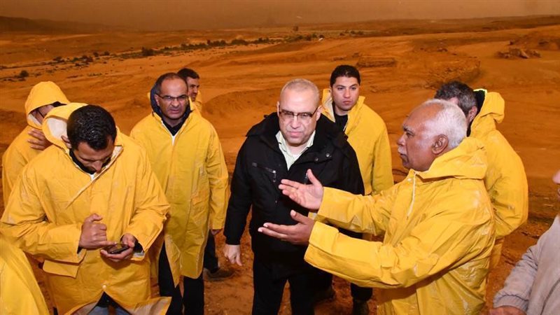 وزير الإسكان يواصل