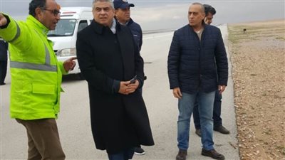مناع يتفقد مطار القاهرة للاطمئنان على الممرات والحركة بعد الطقس السيئ