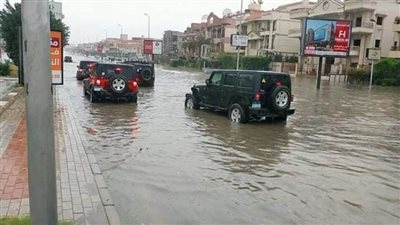 وزير الرياضة يشيد بالشباب المتطوعين بسياراتهم لإنقاذ العالقين جراء السيول