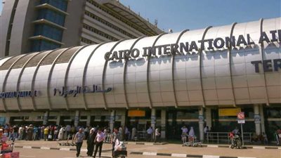 ضبط راكب حاول تهريب هواتف محمولة وأجهزة تنصت بمطار القاهرة