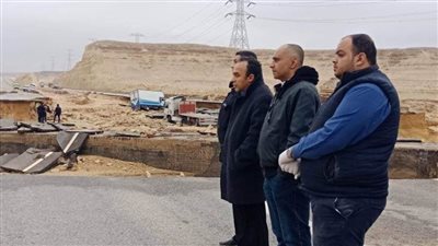 محافظ المنيا يتفقد موقع هبوط الطريق الصحراوي الشرقي  (فيديو وصور)