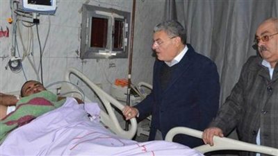 محافظ المنيا يتابع حالة أحد المصابين بسبب موجة الطقس السيئ