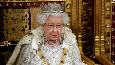 ملكة بريطانيا تغادر قصر باكنجهام لحمايتها من 