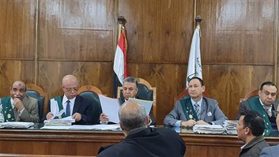 عزل أستاذ جامعي يبيع أسئلة الامتحان في مذكرة للطالبات