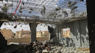 إزالة دور مخالف للاشتراطات البنائية بمنطقة غرب سوميد بـ6 أكتوبر