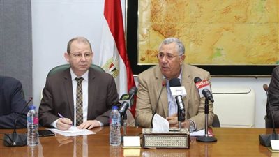 وزير الزراعة يعقد اجتماعًا موسعًا لمناقشة تقارير لجنة إدارة أزمة الموجة الجوية