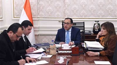 رئيس الوزراء يبحث طلبات بعض المستثمرين لإقامة مشروعات جديدة