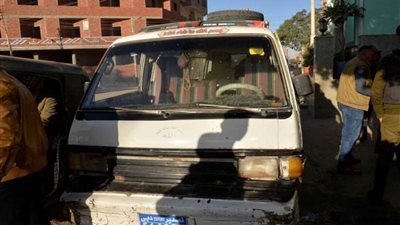 محافظ أسيوط يضبط ميكروباصين من دون لوحات