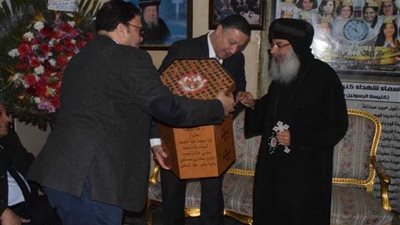 رئيس جامعة بنها يهنئ الأنبا مكسيموس بعيد الميلاد