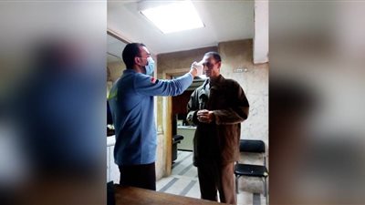 كواشف لقياس الحرارة للمترددين علي مجلس الوزراء