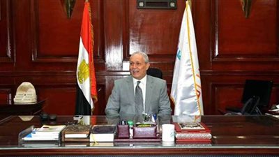 محافظ الأقصر يوقف طبيبا لمدة شهر ويحوله للتحقيق بسبب تقاعسه عن العمل